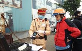 Cảnh sát giao thông đeo khẩu trang, găng tay, sát trùng máy đo nồng độ cồn